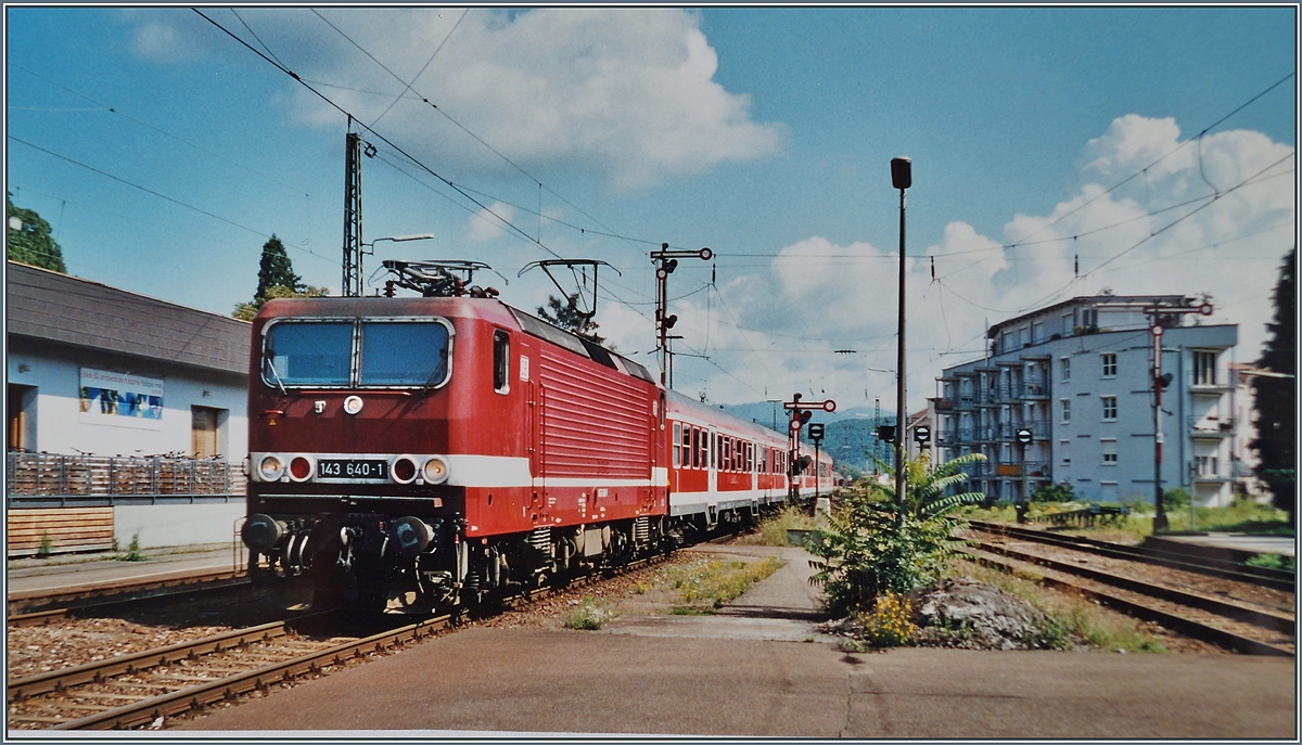 Heute wird in Lörrach  geflirtet  doch damals, im Sommer 2002 prägten noch DB Lok, n-Wagen und Formsiganle das Bild. 
Analogbild vom 5. August 2002  