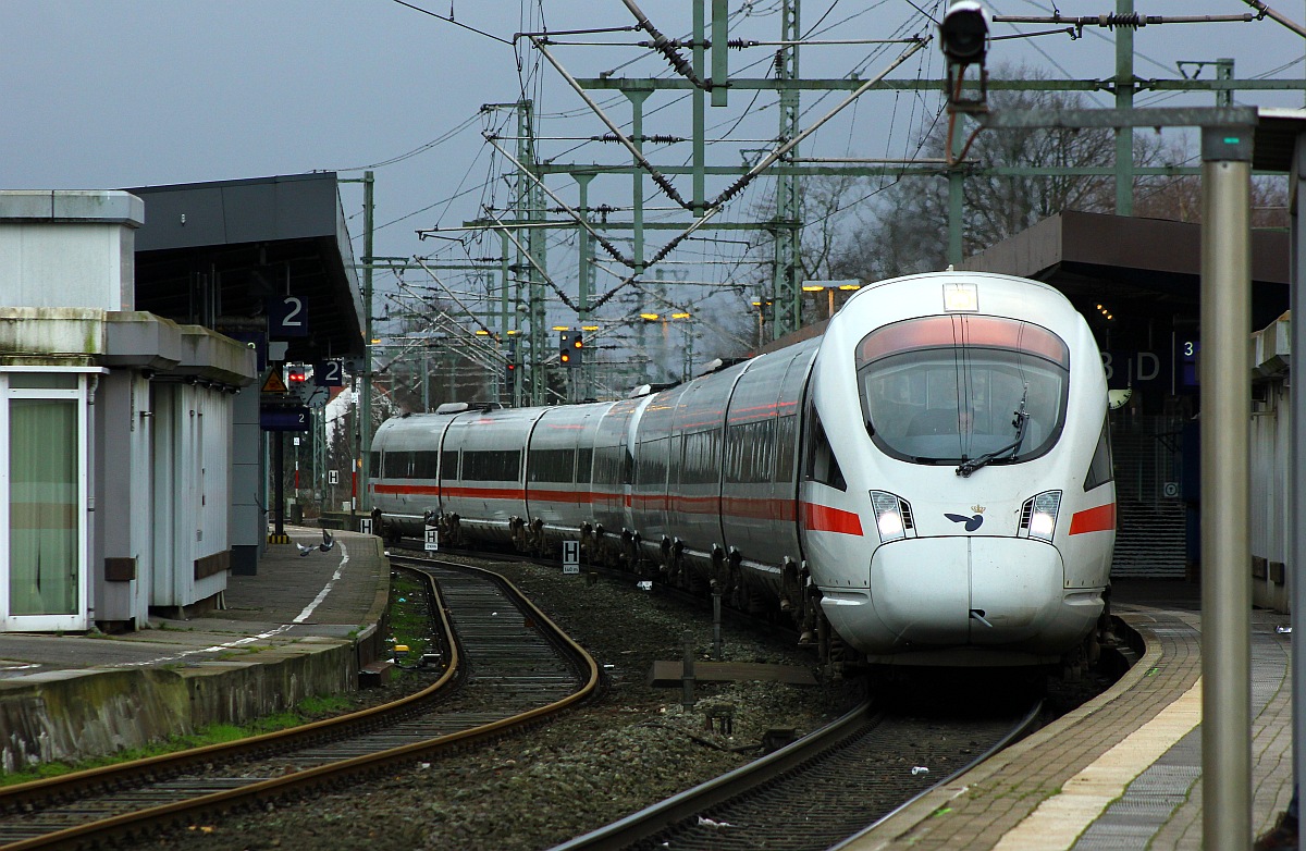 Heute zum letzten Mal offiziell unterwegs der ICE 380 nach Aarhus. Die aus diesem Grund durchgef�hrte Fahrt in Doppeltraktion bestand aus den Triebz�gen Tz 5518  Jever  und Tz 5514. Neum�nster Pbf 12.12.2015