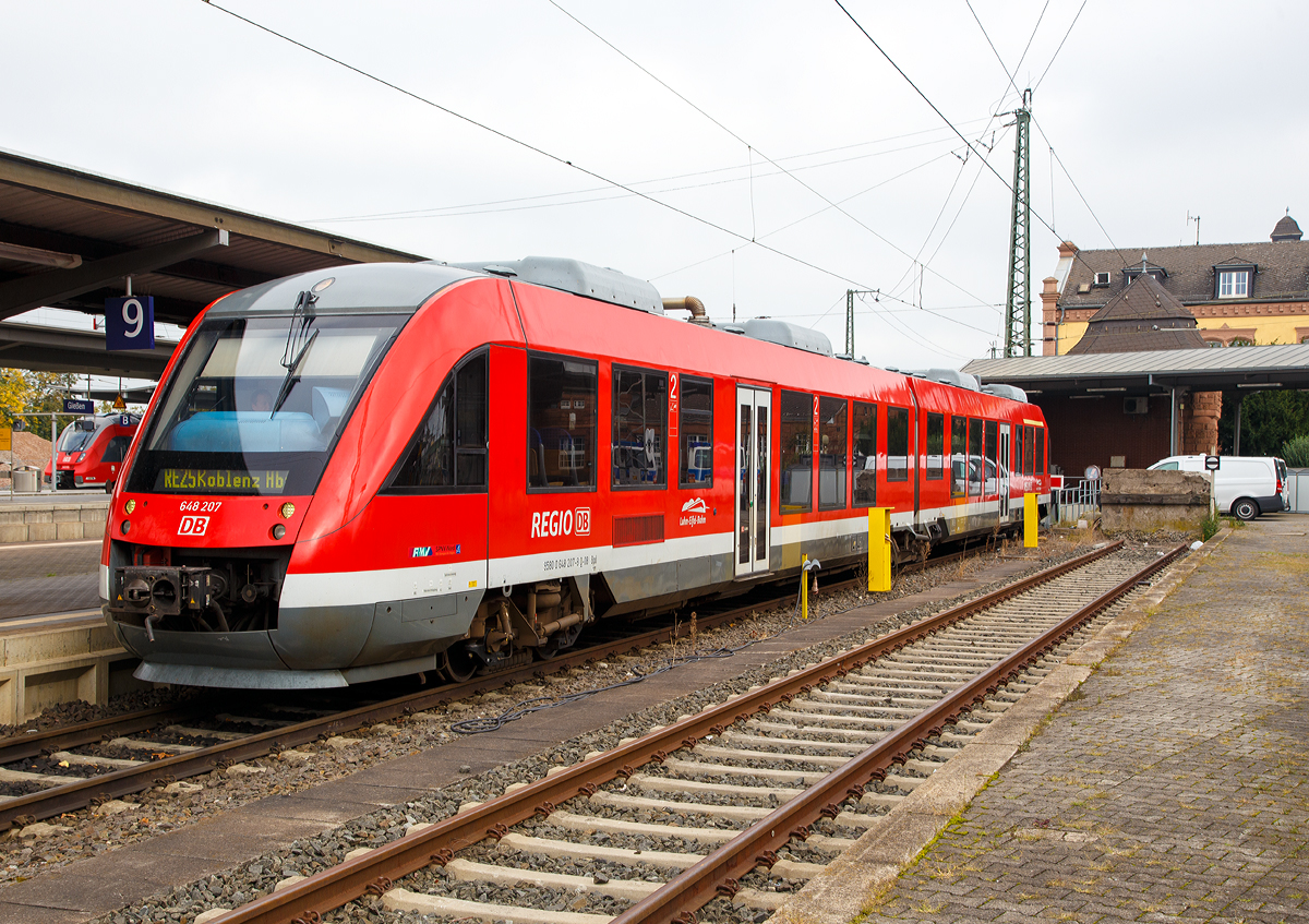 
Heutzutage fahren alte Bekannt an der Lahn, frührer waren sie an der Sieg (als DreiLänderBahn) unterwegs....Der Alstom Coradia LINT 41 - 648 207 / 707 der Lahn-Eifel-Bahn (DB Regio) steht am 01.10.2017 im Bahnhof Gießen, als RE 25  Lahntalexpress   nach Koblenz Hbf, zur Abfahrt bereit.  Viel von einem  Express  haben diese Dieseltriebwagen eigentlich nicht mehr, nur das sie nicht an jedem Bahnhof halten. Früher wurden  RegioSwinger  (BR 612) für diese Verbindung eingesetzt.

Der Dieseltriebwagen hat die komplette NVR-Nummern 95 80 0648 207-8 D-DB Bpd / 95 80 0648 707-7 D-DB ABpd und wurde 2004 bei Alstom (ehemals LHB) unter der Fabriknummer 1001222-007 gebaut. Die EBA-Nummer ist EBA 04 D 14 B 007.