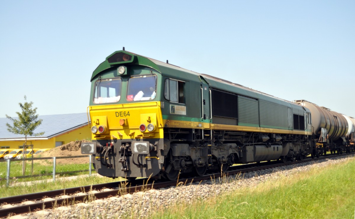 HGK DE 64 1266 064-5 mit �lzug in V�hringen am 24.08.2011.