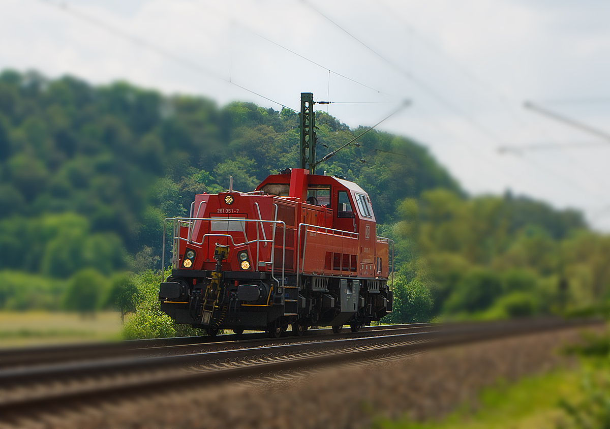 
Hier habe ich mal was anderes ausprobiert, eigentlich das gleiche Bild, wie zu Vor, nur etwas anders zugeschnitten und bearbeitet....
Die 261 051-7 der DB Schenker Rail kommt am 02.06.2014 als Lz (solo) aus Wetzlar rauscht in Richtung Dillenburg, hier kurz vor Dillenburg beim Bü km 127,660.

Die Voith Gravita 10 BB wurde 2011 unter der L04-10102 gebaut und hat die kompl. NVR-Nummer 92 80 1261 051-7 D-DB und die EBA-Nummer EBA 08K03K 051.
