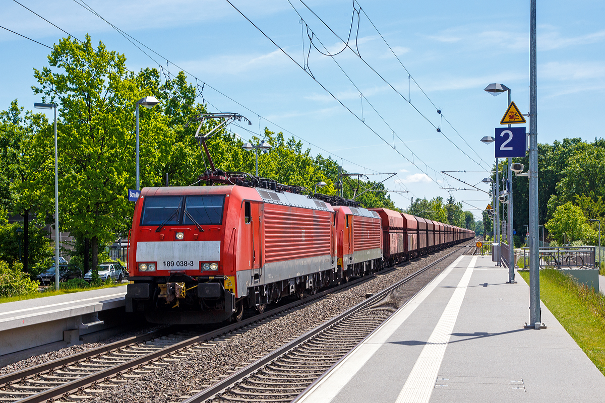
Hier hieß es schnell aus dem Zug aussteigen und etwas nach vorne laufen...
Die DB Cargo 189 038-3 und eine weitere fahren am 01.06.2019 mit einem leeren Erzzug durch den Bahnhof Bonn UN Campus (in Bonn-Gronau) in Richtung Norden.
