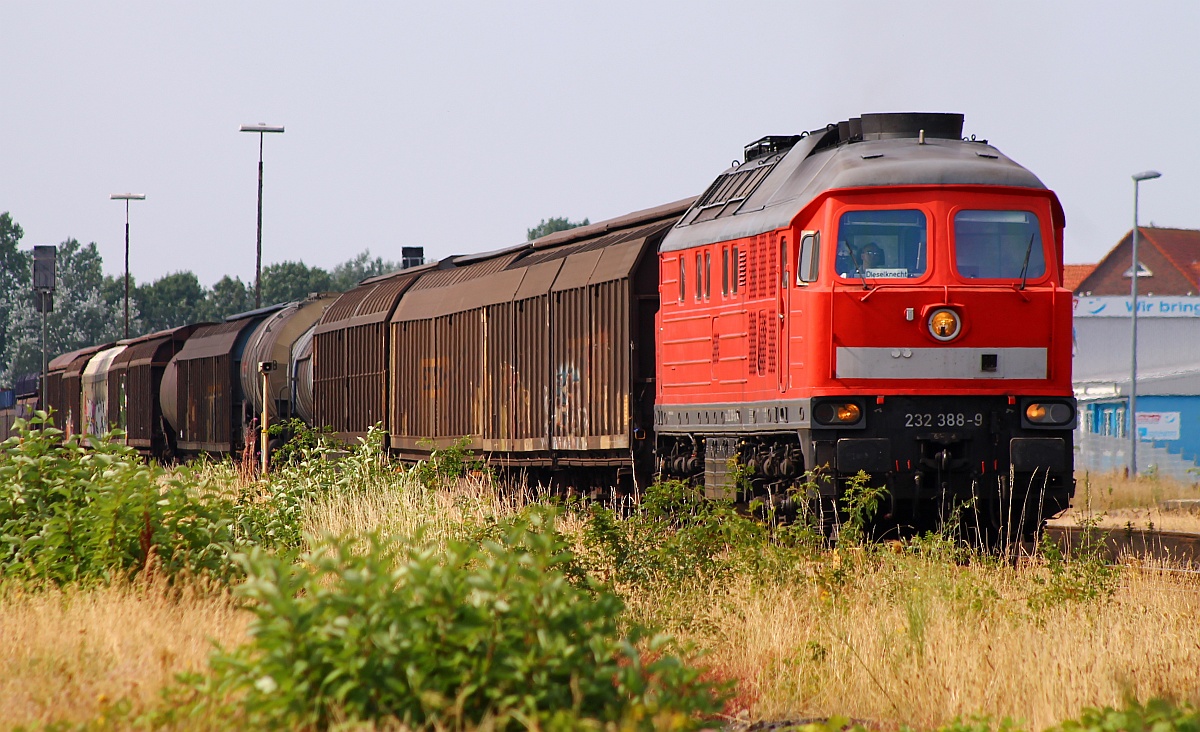 Hier kommt der  Dieselknecht  mit seiner 232 388-9 und einem G�terzug aus D�nemark durch Husum-Nord gefahren. 01.08.2014 (04000)