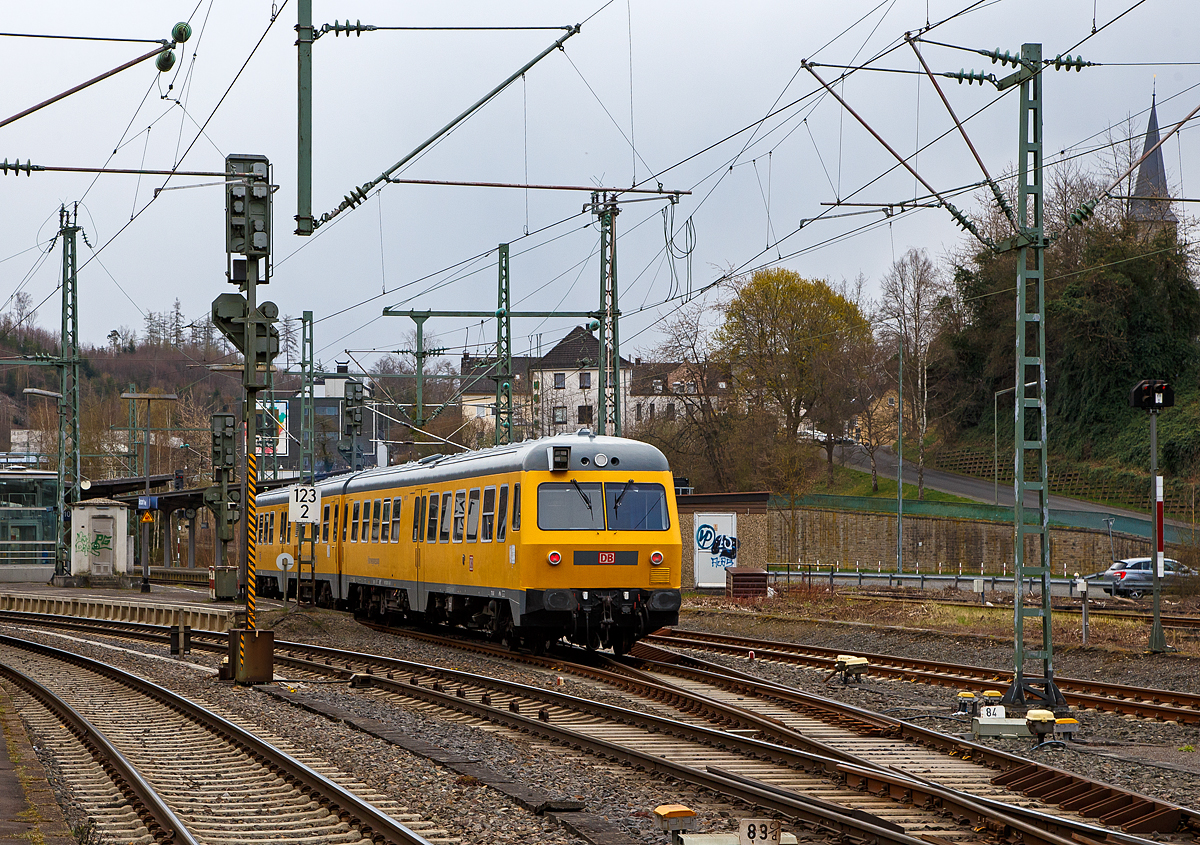 Hier nochmals als Nachschuss....
Der Lichtraummesszug (LIMEZ III) 719 045-7 / 719 046-5 (99 80 9160 001-0 D-DB / 99 80 9160 002-8 D-DB), ex DB 614 045-3  / DB 614 046-5, der DB Netz AG (Netzinstandhaltung Fahrwegmessung) fährt am 15.04.2021 durch Betzdorf (Sieg), biegt auf die Hellertalbahn (KBS 462) ab und fährt via Herdorf in Richtung Dillenburg.

Der 719 045-7 (99 80 9160 002-8 D-DB) wurde aus dem DB 614 045-3 umgebaut. Der urspr. VT wurde 1975 von Waggonfabrik Uerdingen AG in Krefeld-Uerdingen unter der Fabriknummer 79913 gebaut.. 
Der 719 046-5 (99 80 9160 001-0 D-DB) wurde aus dem DB 614 046-5 umgebaut. Der urspr. VT wurde 1975 von Waggonfabrik Uerdingen AG in Krefeld-Uerdingen unter der Fabriknummer 79914 gebaut.