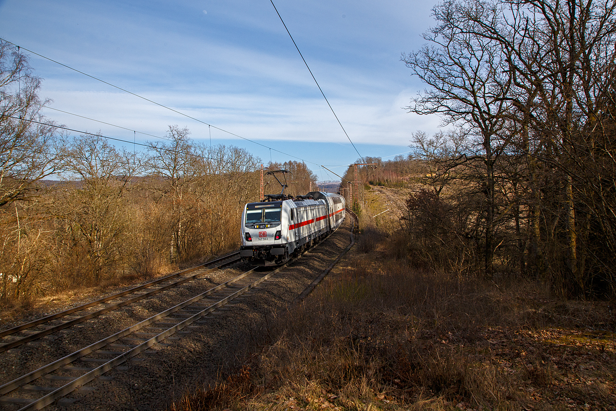 Hier nun als Nachschuss.....
Die 147 563 (91 80 6147 563-1 D-DB - IC 4887) schiebt den IC2, am 07.03.2022, als IC 2321 (Norddeich Mole - Münster  -  Siegen – Frankfurt/Main) nun über den Rudersdorfer Viadukt in Richtung Frankfurt.  

Die TRAXX P160 AC3 wurde 2018 von Bombardier in Kassel gebaut und an die DB Fernverkehr AG geliefert. Sie hat die Zulassungen für Deutschland. Für die Schweiz ist die Zulassung auch vorgesehen, daher hat sie auch vier Stromabnehmer, doch wurde noch keine Zulassung durch die Schweiz vom Hersteller erlangt.