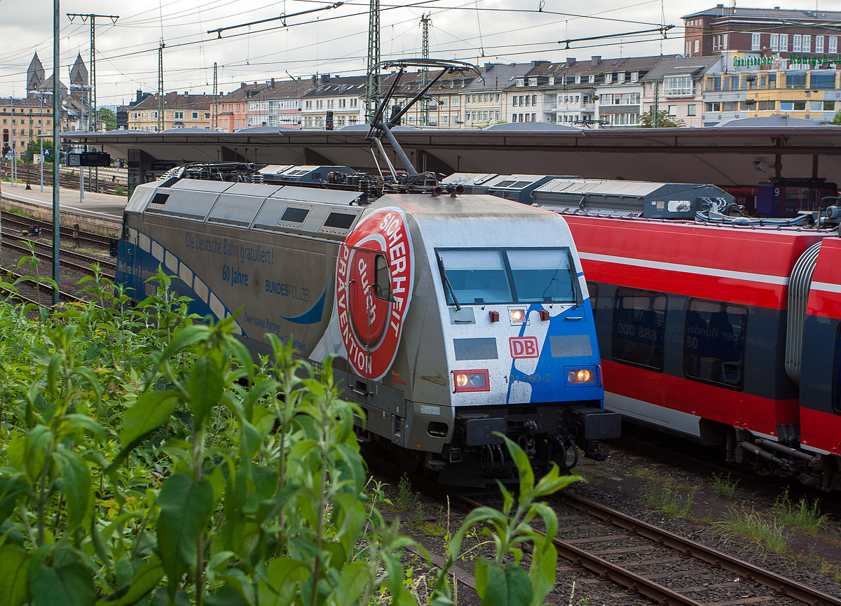 Hier nun etwas verdeckt...
Die 101 060-2 (91 80 6101 060-2 D-DB) der DB Fernverkehr AG am 14.06.2013 im Hbf Koblenz. Damals noch mit Werbung „60 Jahre Bundespolizei“ . Wobei die Bundespolizei bis 2005 noch Bundesgrenzschutz (BGS) hieß.

Die Lok wurde 1996 bei ABB Daimler-Benz Transportation GmbH (ADTRanz) in Kassel unter der Fabriknummer 33170 gebaut.