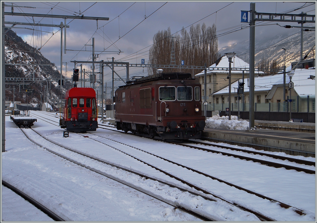 Hier rollt die BLS Re 4/4 ihrer (nicht zu sehenden)  Last-Mile  187 entgegen.
28. Jan. 2015