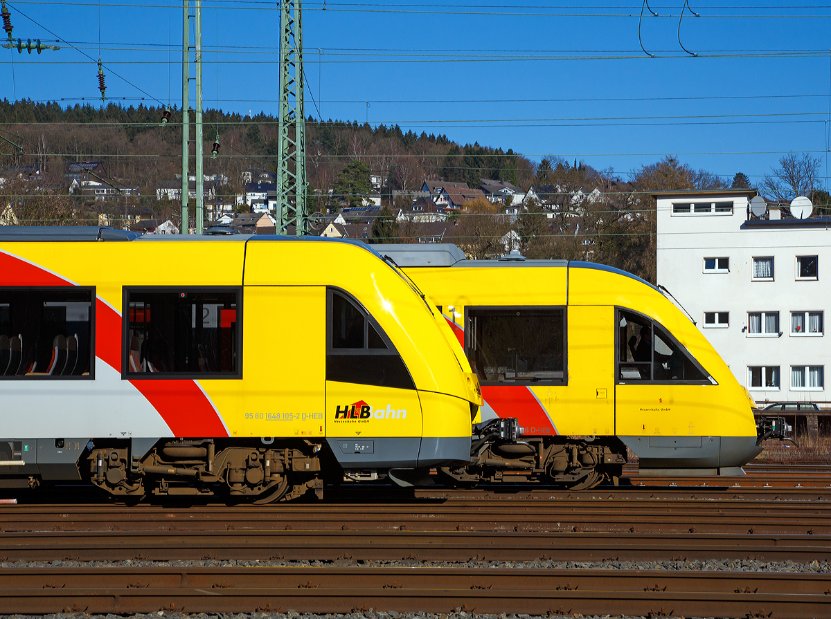 
Hier sieht man sehr gut den Unterschied zwischen den alten LINT und denen mit der Neue Kopfform, auch wenn es vorne ein Alstom LINT 41 neue Kopfform (BR 1648) und hinten ein Alstom LINT 27 (BR 640) ist. Bestdorf/Sieg am 16.02.2015.