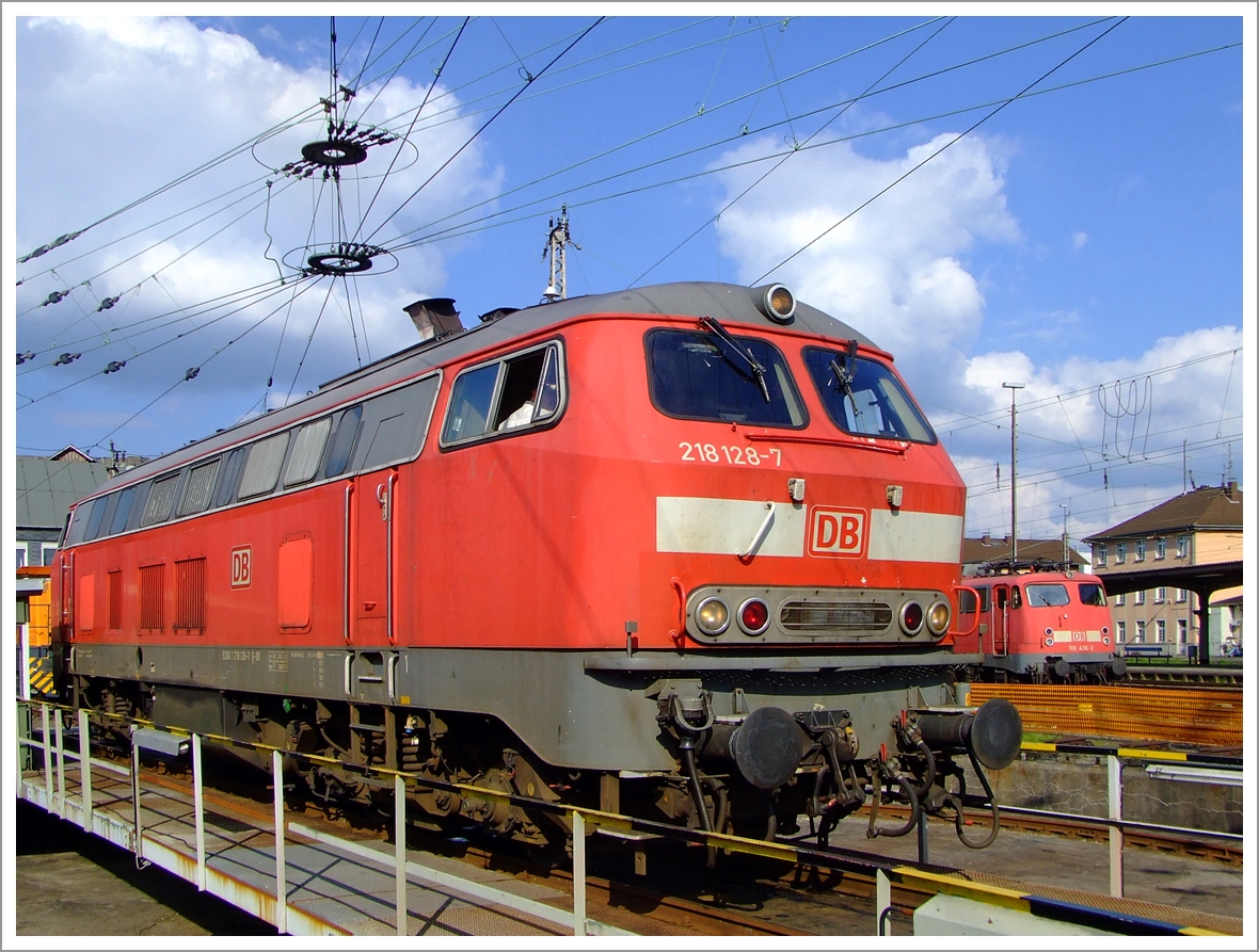 Hier war sie noch in verkehrsrot ....  
Die 218 128-7 beim Lokschuppenfest am 04.09.2010 im S�dwestf�lische Eisenbahnmuseum in Siegen, auf der Drehscheibe.

Die V 160 wurde 1971/72 bei Krupp unter der Fabriknummer 5149 f�r die DB gebaut,  am 20.12.2009 erfolgte die Z-Stellung und am 27.05.2010 die Ausmusterung bei der DB AG. Seit dem 03.08.2010 ist sie im Besitz vom  Verein zur Erhaltung historischer Lokomotive e.V.  und ist in Siegen untergestellt. 

Sie hat einen MTU-Motor vom Typ 12 V 956 TB 10 mit 1839 kW/ 2500 PS Leistung, die H�chstgeschwindigkeit betr�gt 140 km/h.