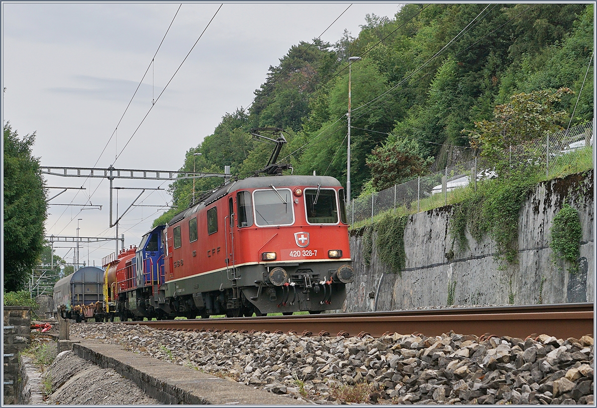 Hinter dem Château de Chillion (welches hier nicht zu sehen ist) verläuft die Simplon Strecke von Lausanne nach Brig. Bei Bau wurde ernsthaft darüber nachgedacht, das Château de Chillon abzutragen und den Baustein für den Eisenbahnbahn zu verwenden! Im Bild die SBB Re 4/4 II 11328 (Re 420 328-7) mit einem kurzen Güterzug auf der Fahrt in Richtung Wallis.

15. Juli 2020