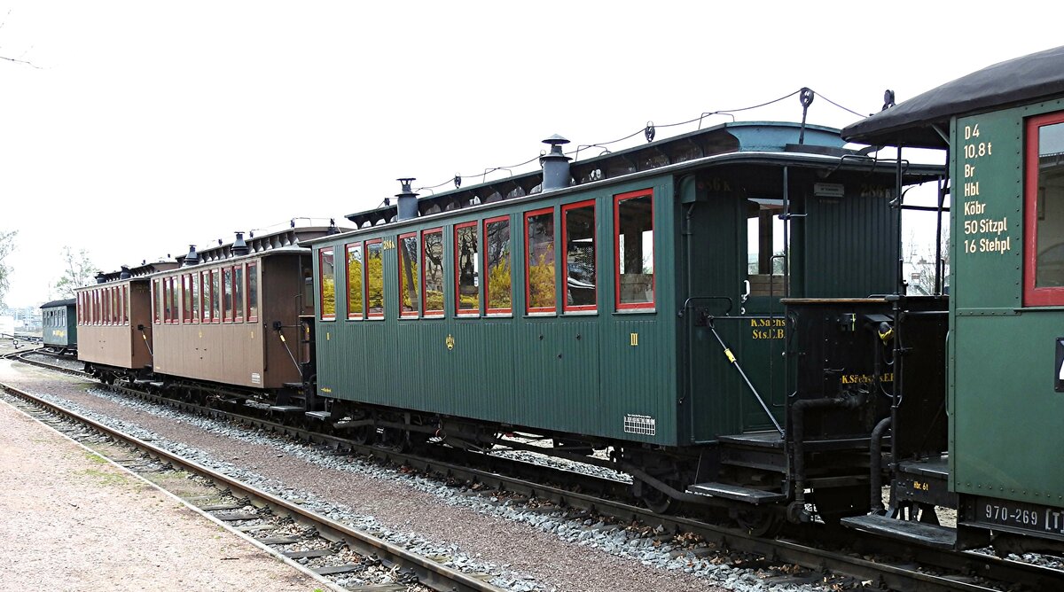Historische Schmalspur-Personenwagen der K.Sächs.StsEB 286 K, 325 K und 343 K in Radebeul Ost am 11.04.2016.