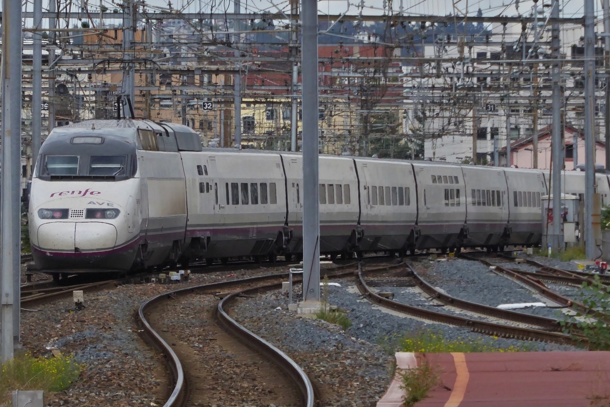 Hochgeschwindigkeitszug der AVE „renfe“ verl�sst den Bahnhof von Lyon Part-Dieu. 15.09.2022