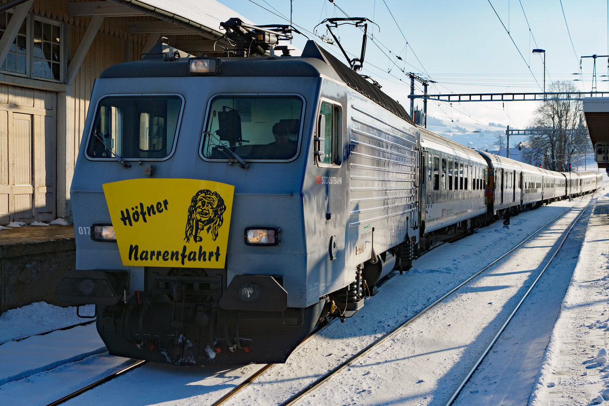 Höfner Narrenfahrt 2017
SOB: Die Fasnacht 2017 wurde am 6. Januar 2017 mit der 40. Höfner Narrenfahrt eröffnet. Diese Fahrt ins Blaue, die jedes Jahr am Dreikönigstag durchgeführt wird, begann um 12:30h in Wollerau und führte bei herrlichem Winterwetter bis nach Urdorf Weihermatt, wo der Narrenzug pünktlich um 15:08h eintraf.
Nach der Zugsumfahrung wartete der Sonderzug mit der Re 446 im Bahnhof Samstagern im Gegenlicht auf die Abfahrt nach Wollerau, wo er von den Fasnächtlern erwartet wurde.
Foto: Walter Ruetsch