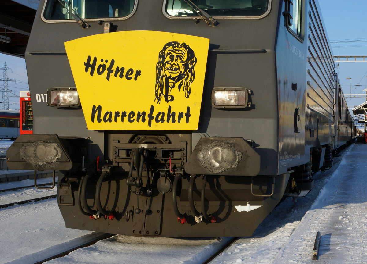 Höfner Narrenfahrt 2017
SOB: Die Fasnacht 2017 wurde am 6. Januar 2017 mit der 40. Höfner Narrenfahrt eröffnet. Diese Fahrt ins Blaue, die jedes Jahr am Dreikönigstag durchgeführt wird, begann um 12:30h in Wollerau und führte bei herrlichem Winterwetter bis nach Urdorf Weihermatt, wo der Narrenzug pünktlich um 15:08h eintraf.
In Samstagern kam es dank einem Eisenbahnfreund zu einer weiteren seltenen Begegnung zwischen dem Vorbild und dem Modell. Eine weitere Aufnahme zu diesem Thema wurde unter Bahnbilder.de eingestellt.
Foto: Walter Ruetsch