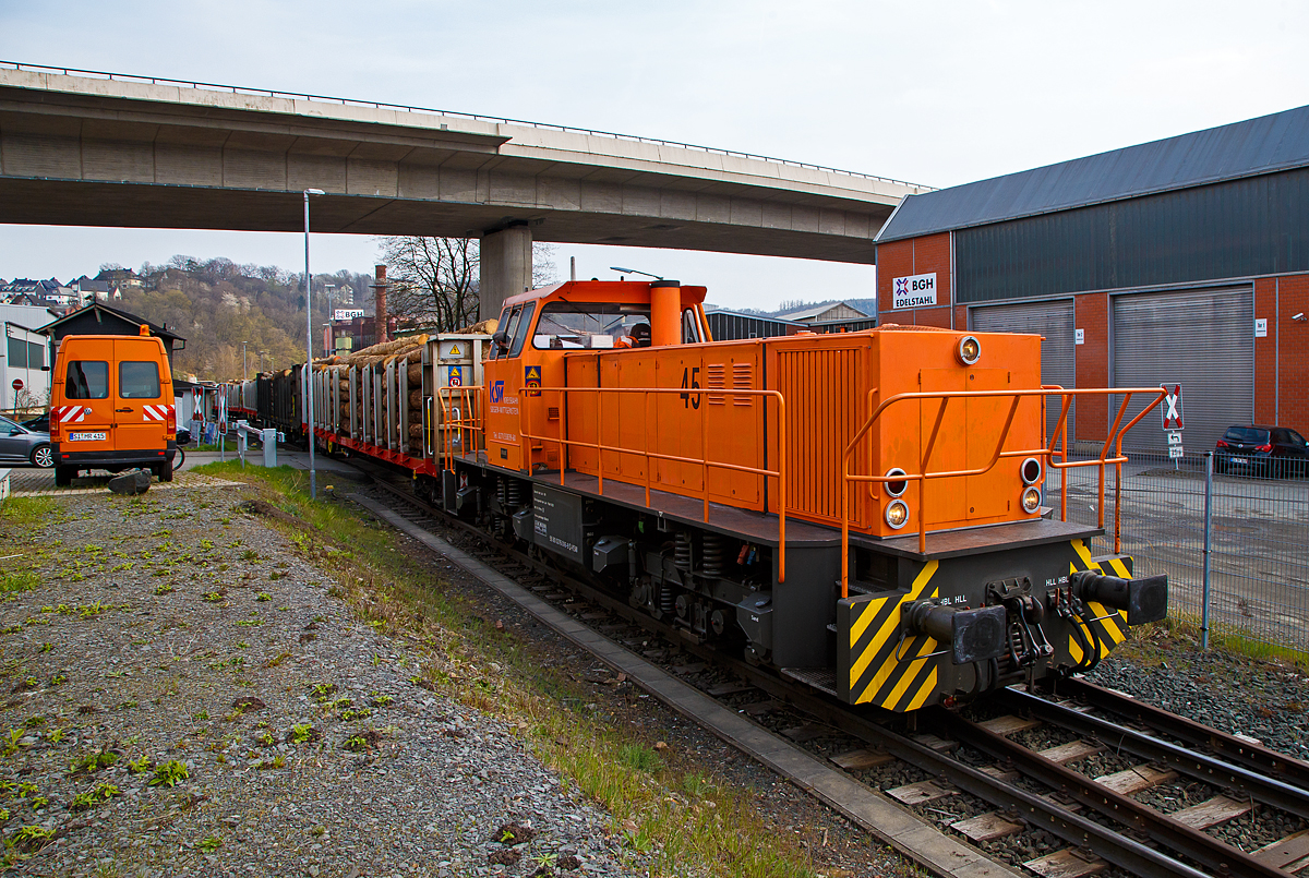 Holztransport im Siegerland:
Gewaltige Forstschäden an dem kompletten Fichtenbestand durch den Borkenkäfer sind in der Region zu beobachten. Mit der Abholzung kommt man nicht hinterher. Hier in Siegen-Eintracht auf dem Betriebsgelände der KSW (Eisern-Siegener Eisenbahn NE 437) findet die Holzverladung der Region, von den LKW´s  auf die Schiene, statt. Nun (am 21.04.2021) sind die Wagen alle beladen und so stellen zwei Loks der Kreisbahn Siegen-Wittgenstein, die KSW 44 und 45, einen langen Holzzug zusammen.

Hier im Bild drückt die KSW 45 (98 80 0276 016-9 D-KSW), eine MaK G 1204 BB, gerade einige Wagen an den Zug heran.
