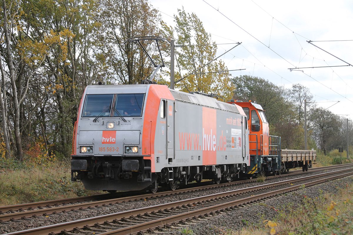 hvle 185 583 fährt mit der Northrail MaK G 322 220 124 und einem Bremswagen im Schlepp auf das Halt-zeigende Einfahrtsignal von Pattburg/Padborg zu, Harrislee Grenze 1.11.2021