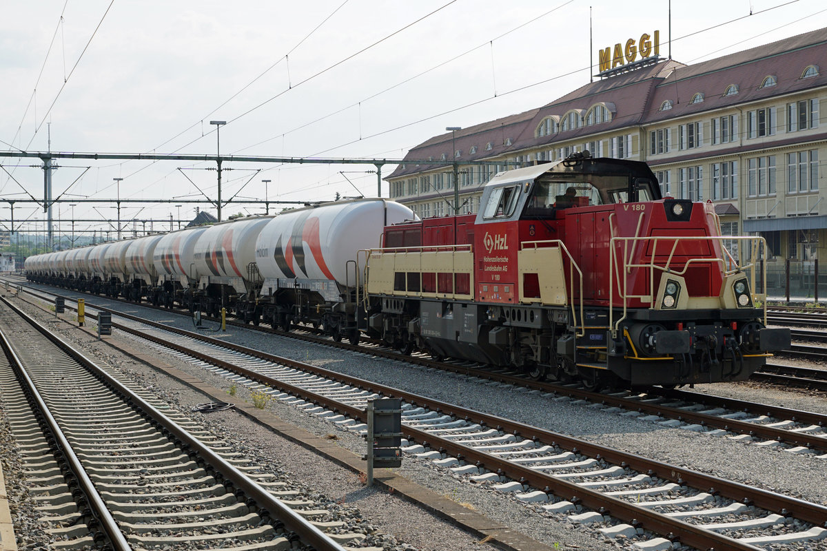 HZL: V 180 vor einem Holcimzug in Singen am 21. Juni 2017.
Foto: Walter Ruetsch
