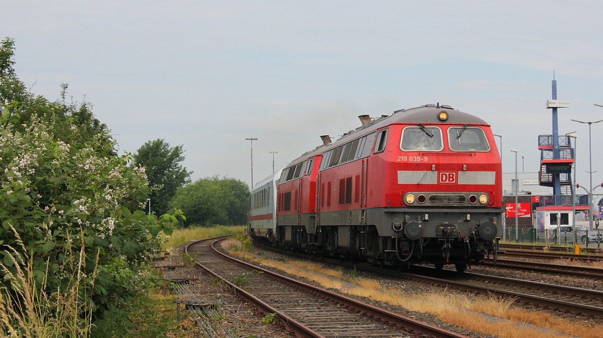 IC 2375 mit den Zugloks 218 839-9(REV/HB X/14.05.14) und 218 321-8(REV/HB X/11.04.18) verl�sst Nieb�ll Richtung S�den