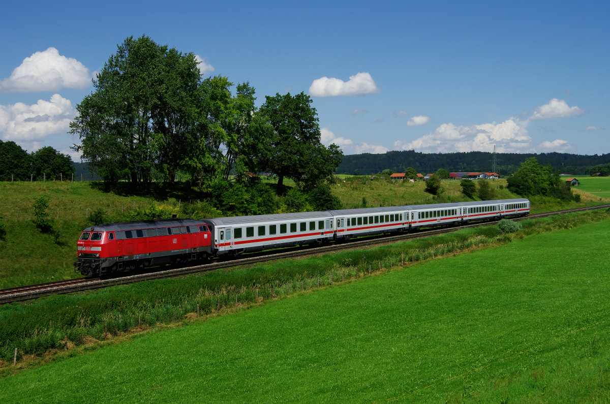 IC2085 Nebelhorn von Augsburg Hbf nach Oberstdorf. D-LOK: 218 495-0 auf KBS970 bei Aitrang (zwischen Biessenhofen und G�nzach) am 30.07.2016.
