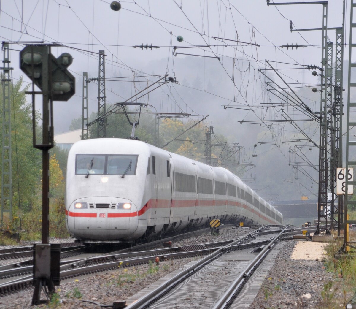 ICE 1 bei Amstetten kommt die Geislinger Steige hinauf am 25.09.2010. Deutlich ist der Gefälleknick am Zug zu erkennen.