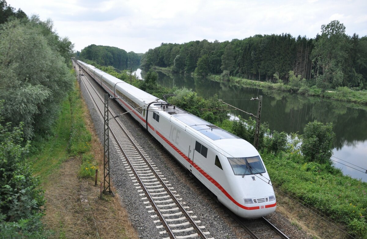 ICE 1 bei Günzburg/Reisensburg am 02.08.2012.