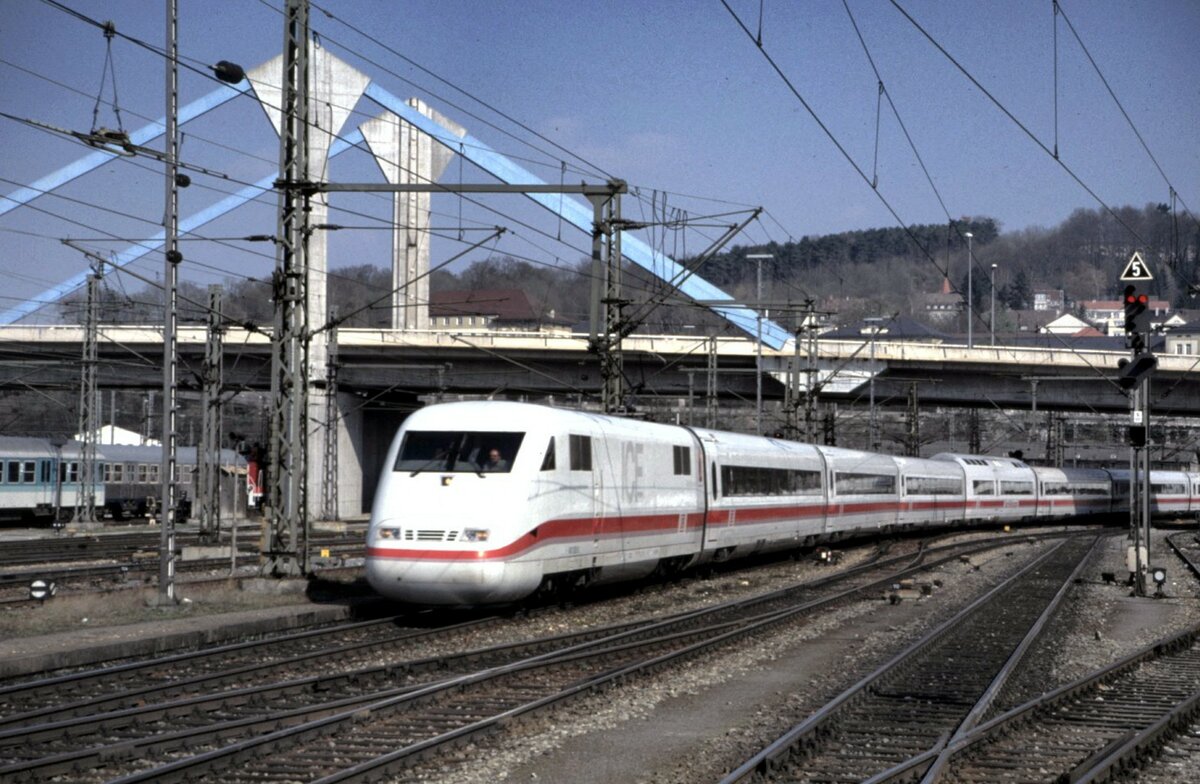 ICE 1 mit Schild Dokumenta Kassel in Ulm am 06.04.1997.