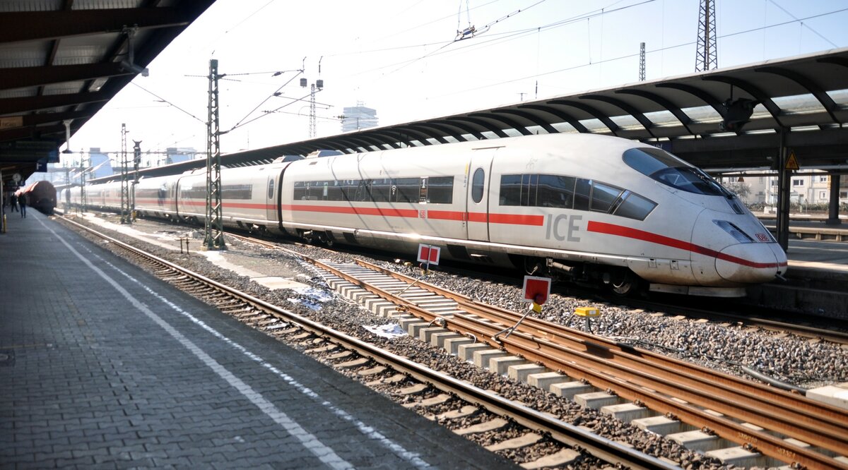 ICE 3 Nr.403 023-5 beim Halt in Ulm auf Gleis 2. Der ICE überholt den Kalkzug mit 185 001-5, der auf Gleis 1 angehalten wurde am 09.02.2023. Daswar bislang unüblich, jedoch durch den Rückbau (Entfernung des mittleren Durchgangsgleises wegen des Tunnelbaus) kommt dieser Verkehrsablauf häufig vor.