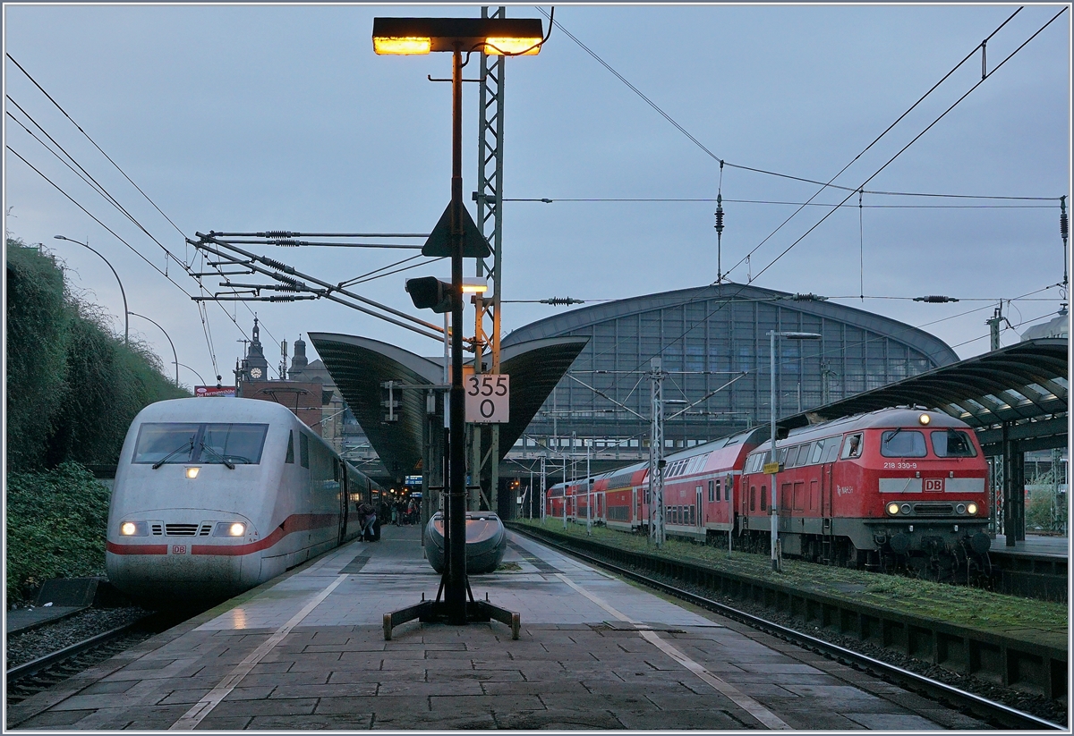 ICE nach Zürich bzw. Rastatt und die V 218 330-8 mit einen RE nach Puttgarten. 
1. Okt. 2017