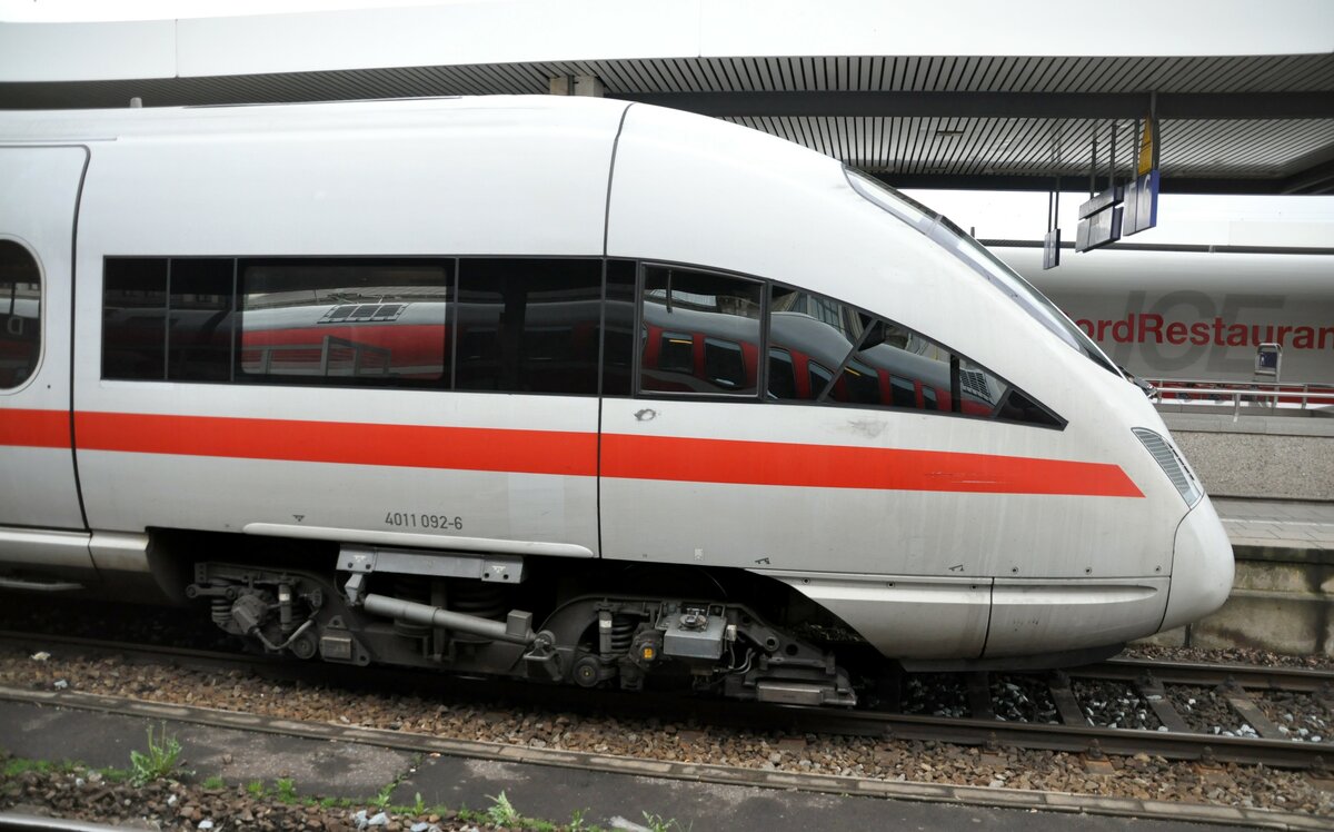 ICE T Triebkopf ÜBB 4011 092-6 in Nürnberg am 04.04.2010.