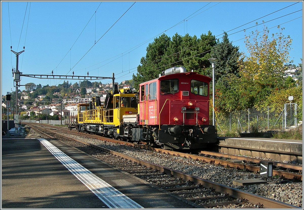 Ich h�tte mir etwas mehr (Herbst)-Gelb neben den Schienen gew�nscht, aber so geht es auch : Tm 232 041-4 mit einem gelben  Dinge  zu dem Armin sicher mehr sagen kann als ich bei der Durchfahrt in Lutry.
28. Okt. 2014