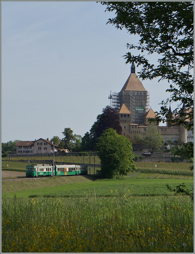 Ich konnte es mir nicht verkneifen das^, wie bekannt, eingerüstete Château de Vufflens zu fotografieren, der BAM Regionalzug 112 macht dieses Bild zum  Bahnbild . 
12. Mai 2015