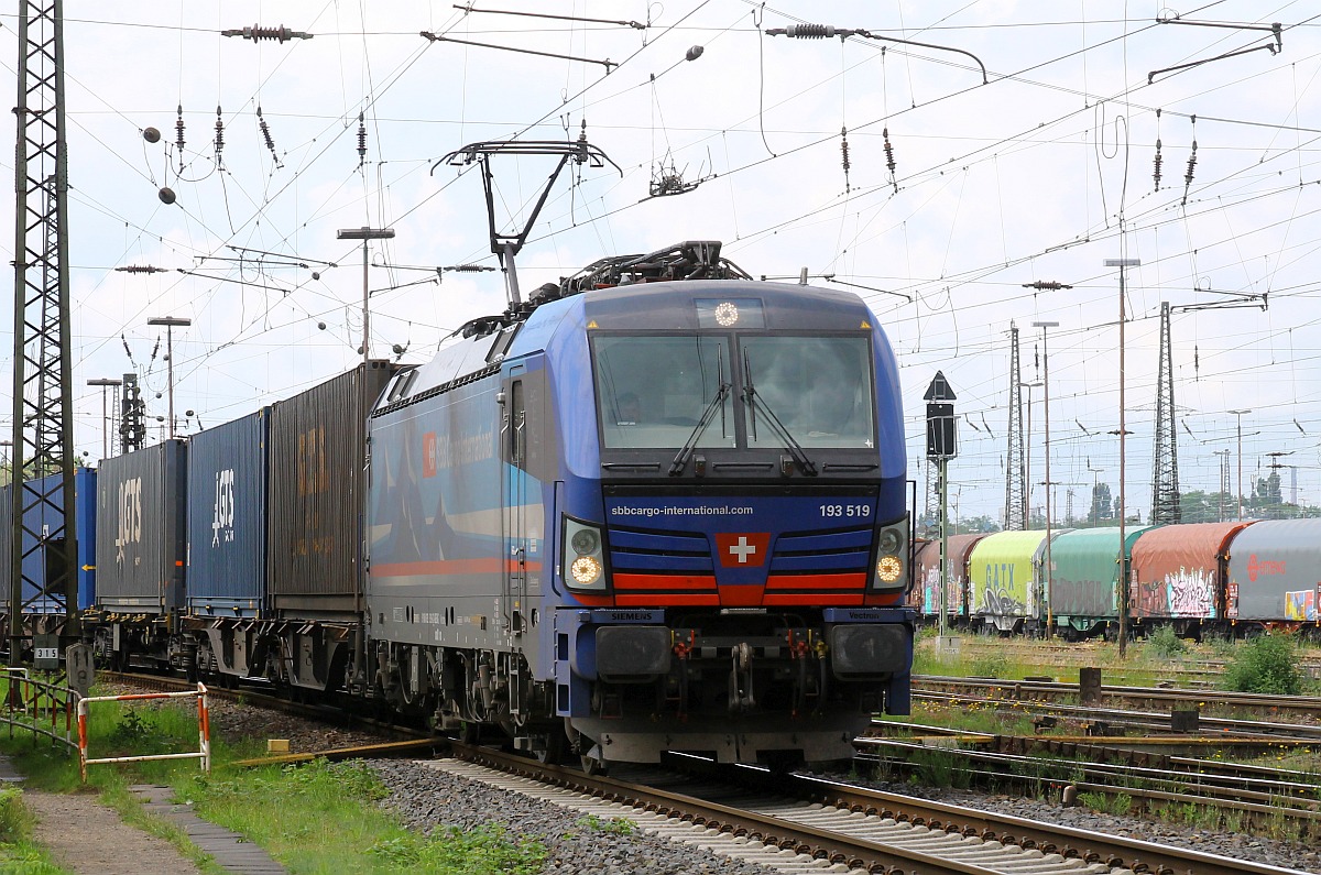 Ihr folgt 193 519 von SBBCargo-international mit einem Containerzug 09.06.2022 