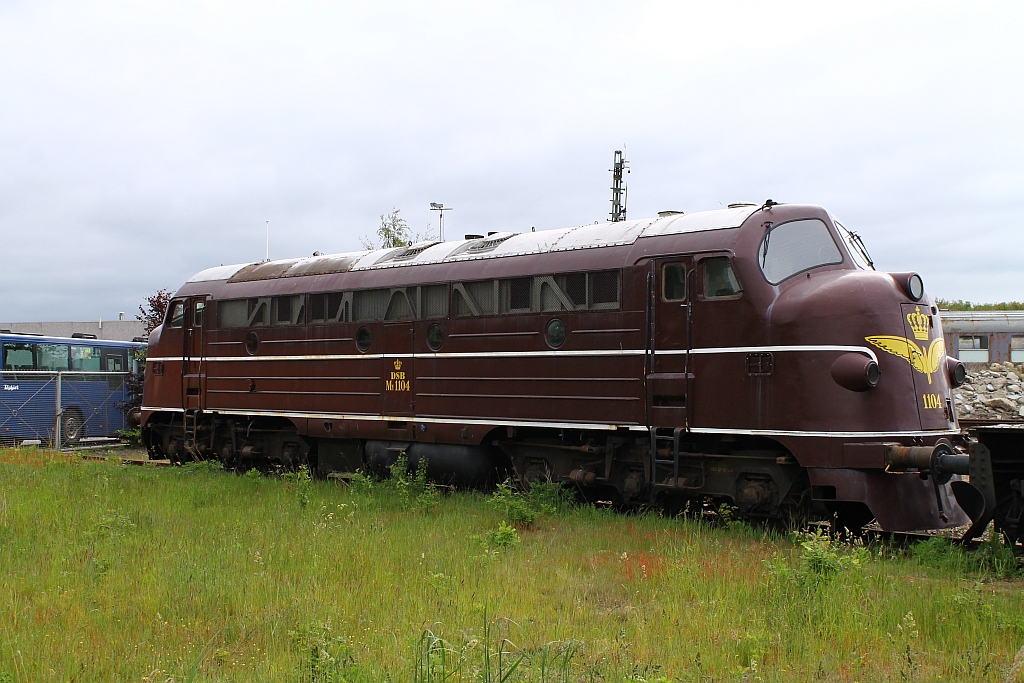 Im alten l�ngst vergessenen und teilweise schon zerst�rten DSB Bw in T�nder abgestellt konnte die 2009 von einem Privatmann erworbene und nicht betriebsbereite DSB Litra MY 1104 fotografiert werden(durch einen Zaun bzw oben dr�ber). T�nder 08.06.2013 (01700)