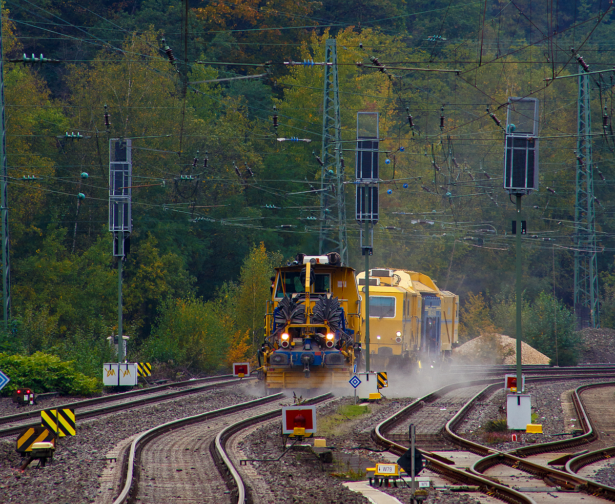 
Im Einsatz am 18.10.2020 in Betzdorf (Sieg), die Plasser & Theurer Schnellschotterplaniermaschine SSP 110 SW, Schweres Nebenfahrzeug Nr. 99 80 9425 068-0 D-DGU und dahinter die Plasser & Theurer Universalstopfmaschine UNIMAT 09-475/4S (Kombinierte Gleis- und Weichenstopfmaschine), Schweres Nebenfahrzeug Nr. 99 80 9424 001-2 D-DGU .