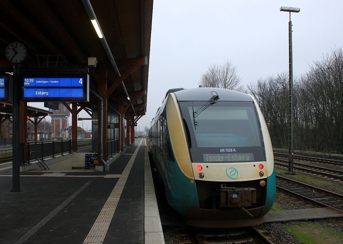 Im Fahrplan als neg 5702 und im Bahnhof als RB 66 steht der Arriva AR 1028 nach T�nder-Esbjerg abfahrbereit im Bahnhof Nieb�ll. 19.12.2015