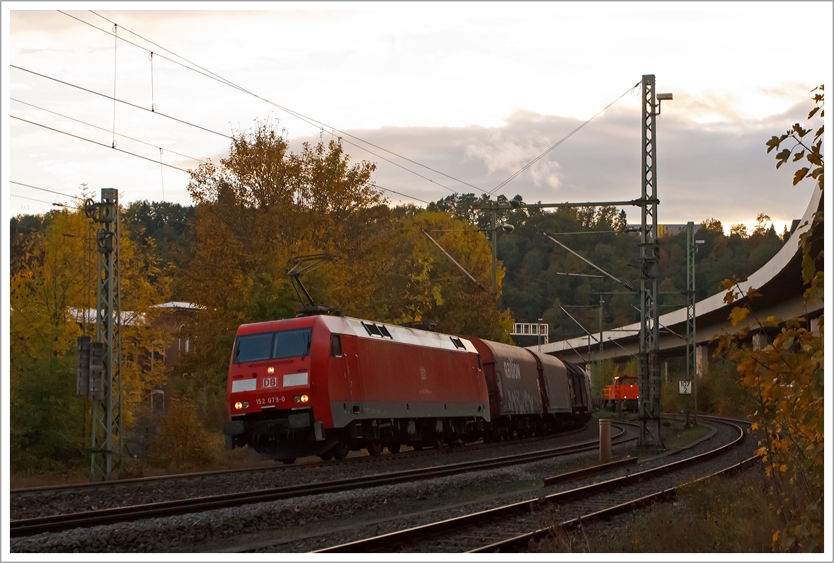 Im letztem Licht...
Die 152 079-0 der DB Schenker Rail kommt am 20.10.2013 mit einem Coilg�terzug aus Richtung K�ln, hier kurz vor dem Hbf Siegen.