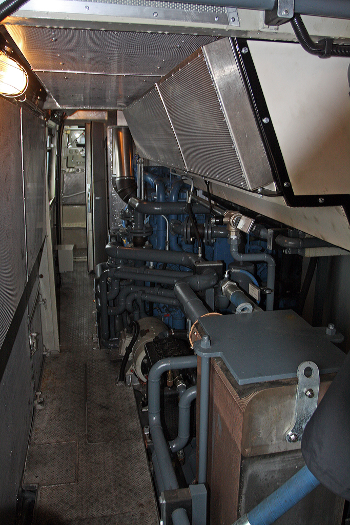 
Im Maschinenraum der modernisierten 221 145-6 (92 80 1221 145-6 D-PEG) der NETINERA, ex OSE 423, ex DB 221 145-6, ex DB V200 145, sie wurde auf der InnoTrans 2014 (hier 26.09.2014) ausgestellt.