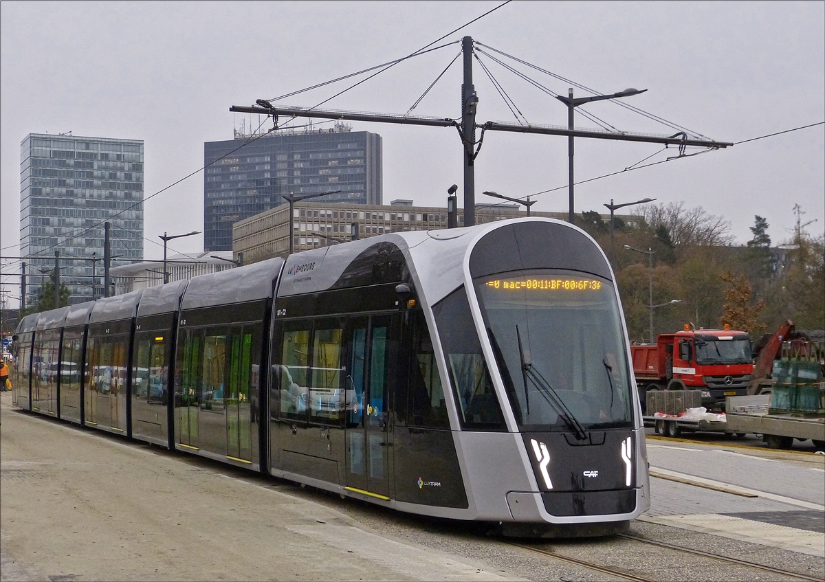 Im Moment noch im Probebetrieb, ab dem 10.12.2017 um 13 Uhr nimmt der Tram in Luxemburg den offiziellen Betrieb auf.
Mit abgesenktem Stromabnehmer wird hier nahe der Haltestelle Pfaffental – Roud Breck der Gleiswechsel im Akkumodus vollzogen.  07.12.2017  (Hans)
