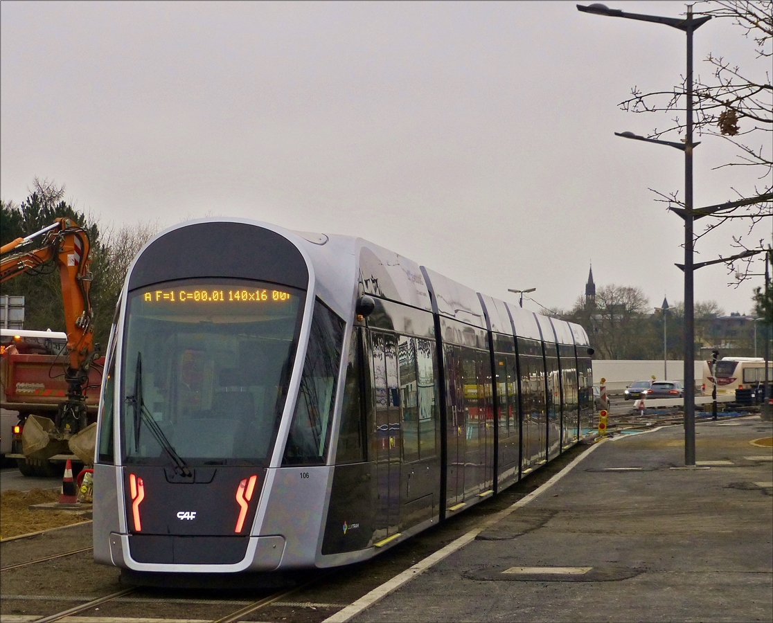 Im Moment noch im Probebetrieb, ab dem 10.12.2017 um 13 Uhr nimmt der Tram in Luxemburg den offiziellen Betrieb auf.
Weiter geht es ab hier noch nicht, zur Rückfahrt wechselt die Tram hier über eine Weiche das Gleis und fährt zurück in Richtung Endhaltestelle Lux Expo. Das Umsetzen wird im Akkumodus ausgeführt weil ab der Haltestelle Pfaffentahl – Roud Breck keine Oberleitung durch die Stadt Luxemburg verbaut wird.  07.12.2017  (Hans)
