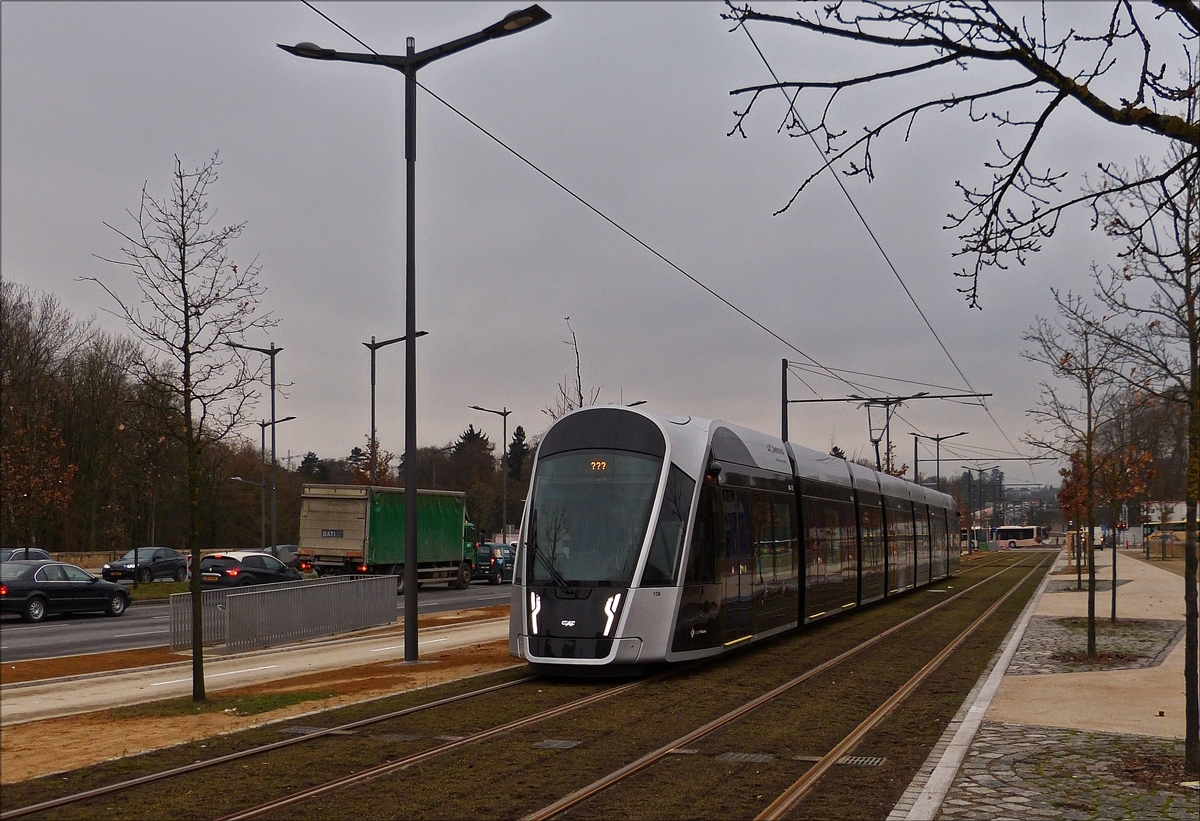 Im Moment noch im Probebetrieb, ab dem 10.12.2017 um 13 Uhr nimmt der Tram in Luxemburg den offiziellen Betrieb auf.
Im Bild Tram Nr 108 von der momentanen Endhaltestelle Pfaffental - Roud Breck in Richtung zur Haltestelle Luxexpo.  07.12.2017  (Hans)
