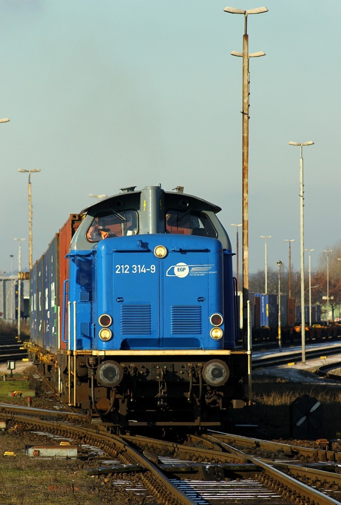 Im neuen Gewand unterwegs ist die EGP 212 314-9 die vorher gestreift war und sie rangiert hier kräftig Containerwagen durch HH-Waltershof. 06.02.2015