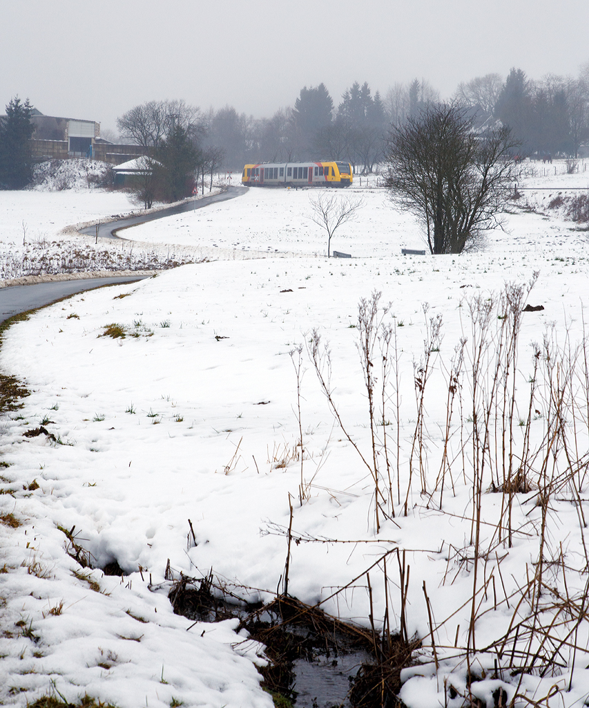 
Im Rothaargebirge ist noch etwas Winter, auch wenn hier nun etwas Nieselregen und Nebel ist....

Der VT 502 (95 80 1648 102-9 D-HEB / 95 80 1648 602-8 D-HEB)  ein Alstom Coradia LINT 41 der neuen Generation / neue Kopfform der HLB (Hessische Landesbahn GmbH) f�hrt am 24.01.2016, als RB 93  Rothaarbahn  (Betzdorf/Sieg - Siegen - Kreuztal - Erndtebr�ck - Bad Berleburg), vom Haltepunkt L�tzel (Hilchenbach-L�tzel) weiter in Richtung Erndtebr�ck
