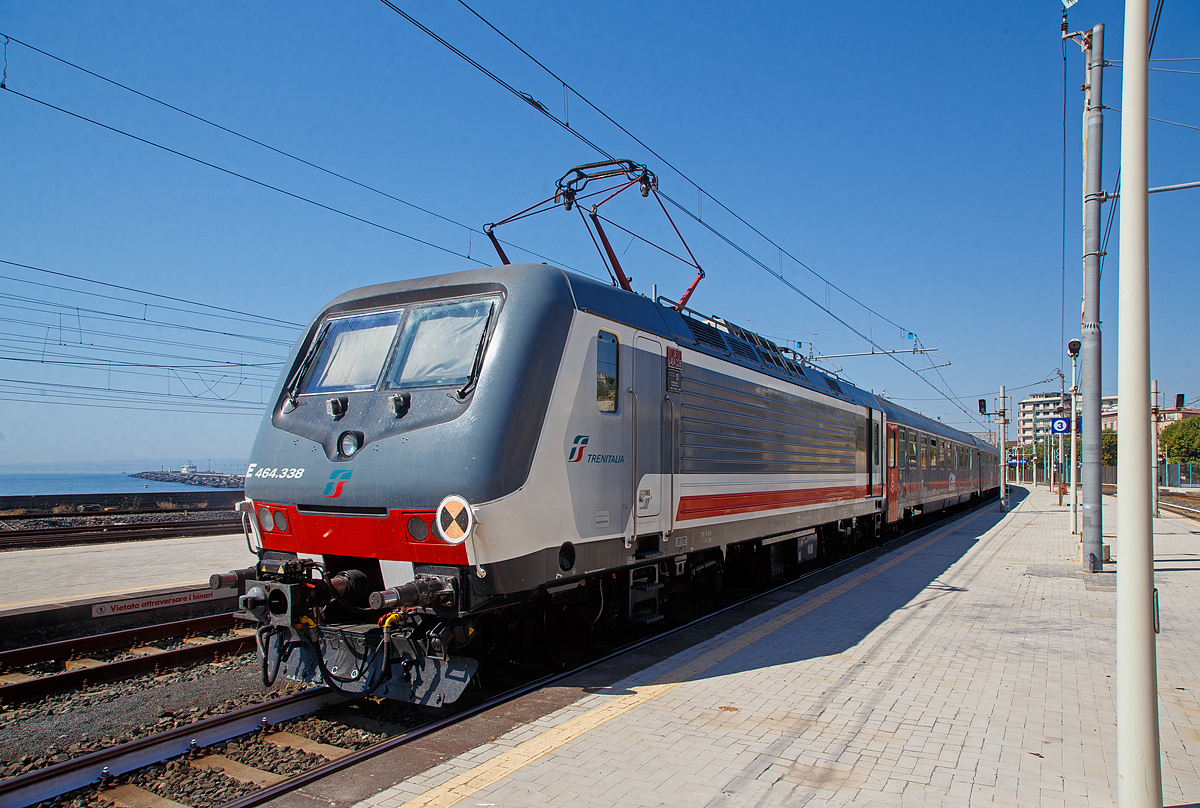 Im Sandwich zweier E.464 (gef�hrt von der E.464.217, geschoben von der E.464.338) verl�sst der Trenitalia InterCity Notte ICN 1959, von Roma Termini nach Syrakus (Siracusa), den Bahnhof Catania Centrale und f�hrt weiter in Richtung Syrakus.