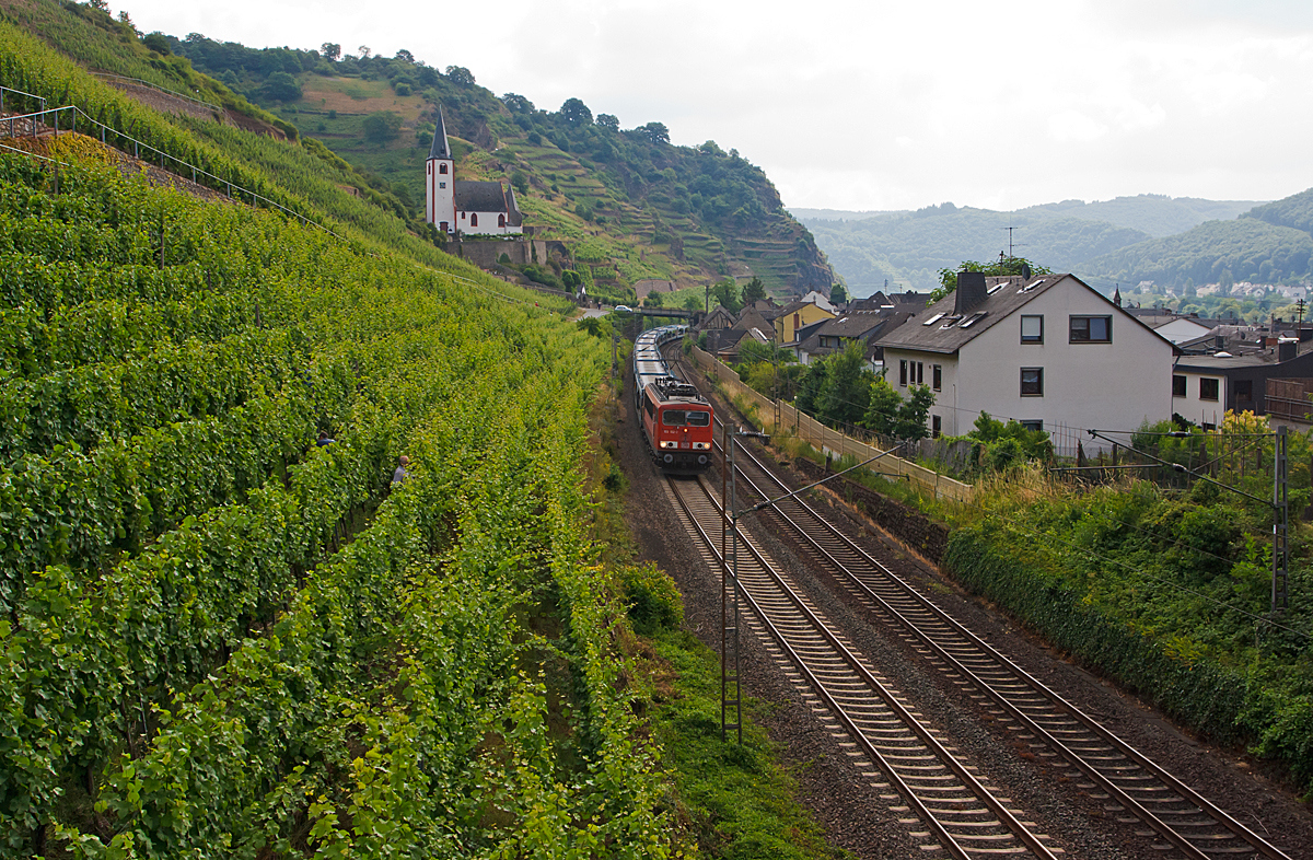 
Im sanftem Gegenlicht....
Die 155 152-2 der DB Schenker Rail Deutschland AG, ex DR 250 152-6, zieht am 21.06.2014 einen leeren Autotransportzug durch Hatzenport in Richtung Trier.