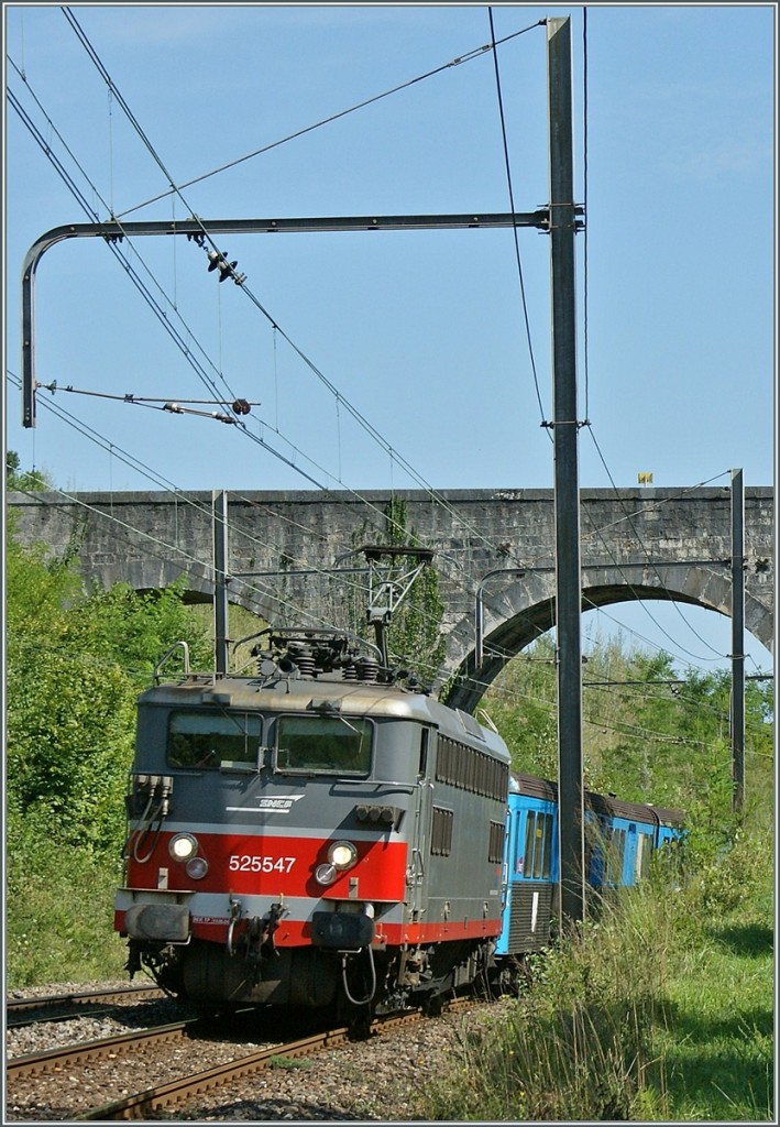 Im SBB Mieteinsatz: SNCF BB 25547 mit ihrem  RIO Zug bei Russin.
5. Sept. 2008