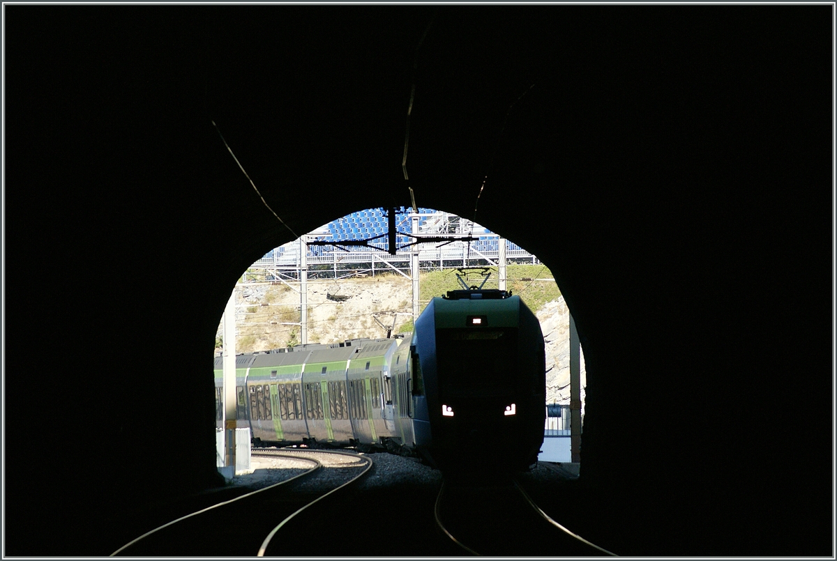 Im Schluchi-Tunnel befindet sich zumindest die Spitze des  Lötschbergers , welcher von Bern kommend heute bis Domodossola fahren wird. 
