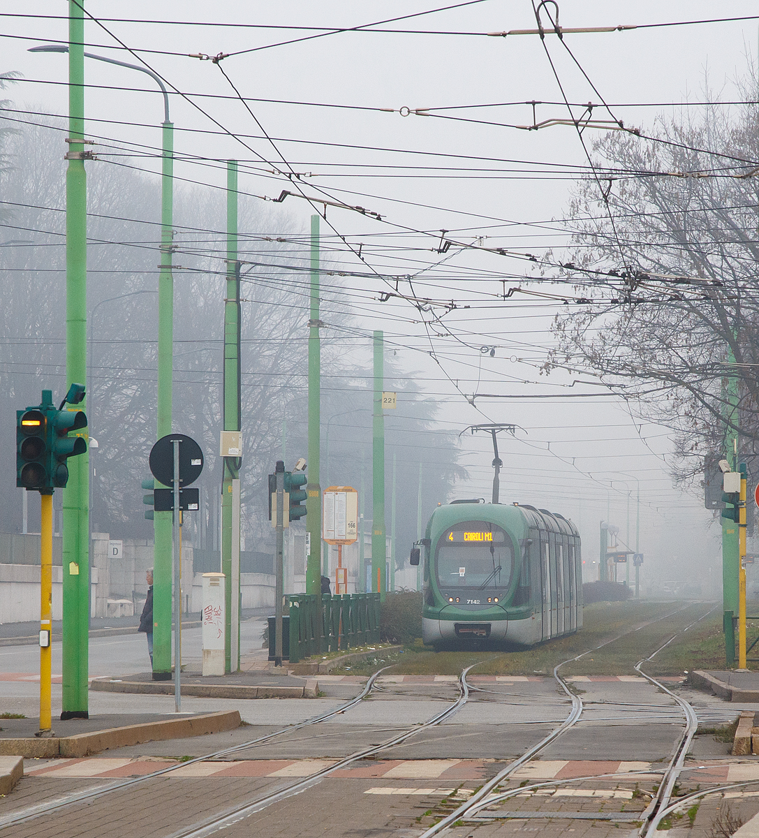 
Im Smog von Mailand....
Der ATM 7142 ein AnsaldoBreda  Sirio  erreicht am 28.12.2015 als Linie 4 bald die Station Ospedale Maggiore (Niguarda).