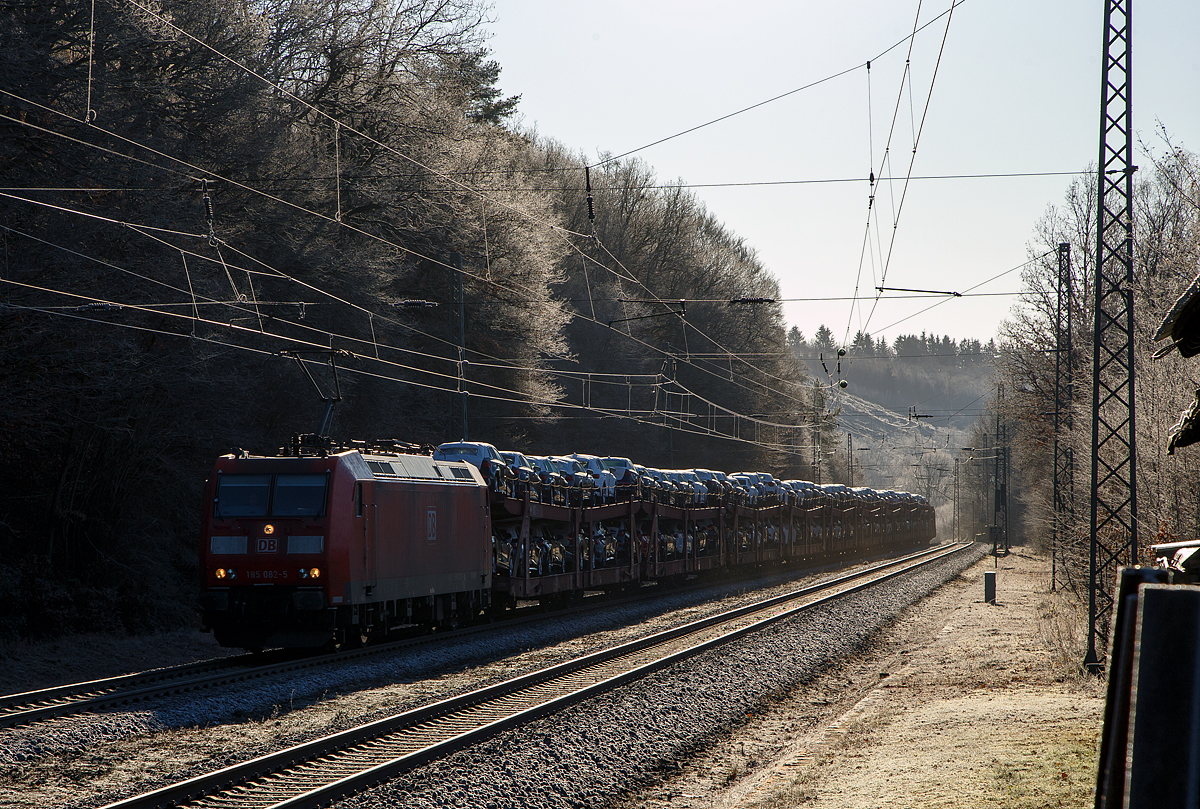 Im vollen Gegenlicht an einem kalten Vormittag....
Die 185 082-5 (91 80 6185 082-5 D-DB) der DB Cargo AG fährt am 21.12.2021, mit einem sehr langen Autotransportzug der DB Cargo Logistics GmbH, durch Dillbrecht in Richtung Ruderdorf. Die Lok hatte, durch die vereiste Oberleitung, mächtig viel Bügelfeuer, was ich aber nicht auf Bild brachte (ist aber auch schwer).

Die TRAXX F140 AC1 wurde 2002 bei Bombardier in Kassel unter der Fabriknummer 33497 gebaut. 