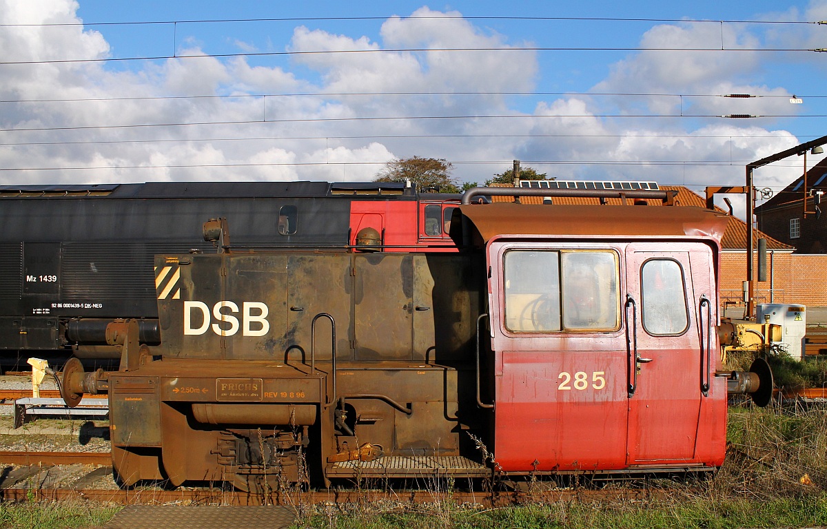 In Dänemark ein Rangiertraktor bei uns eine Köf II...DSB 285 abgestellt in Padborg. 01.10.2013