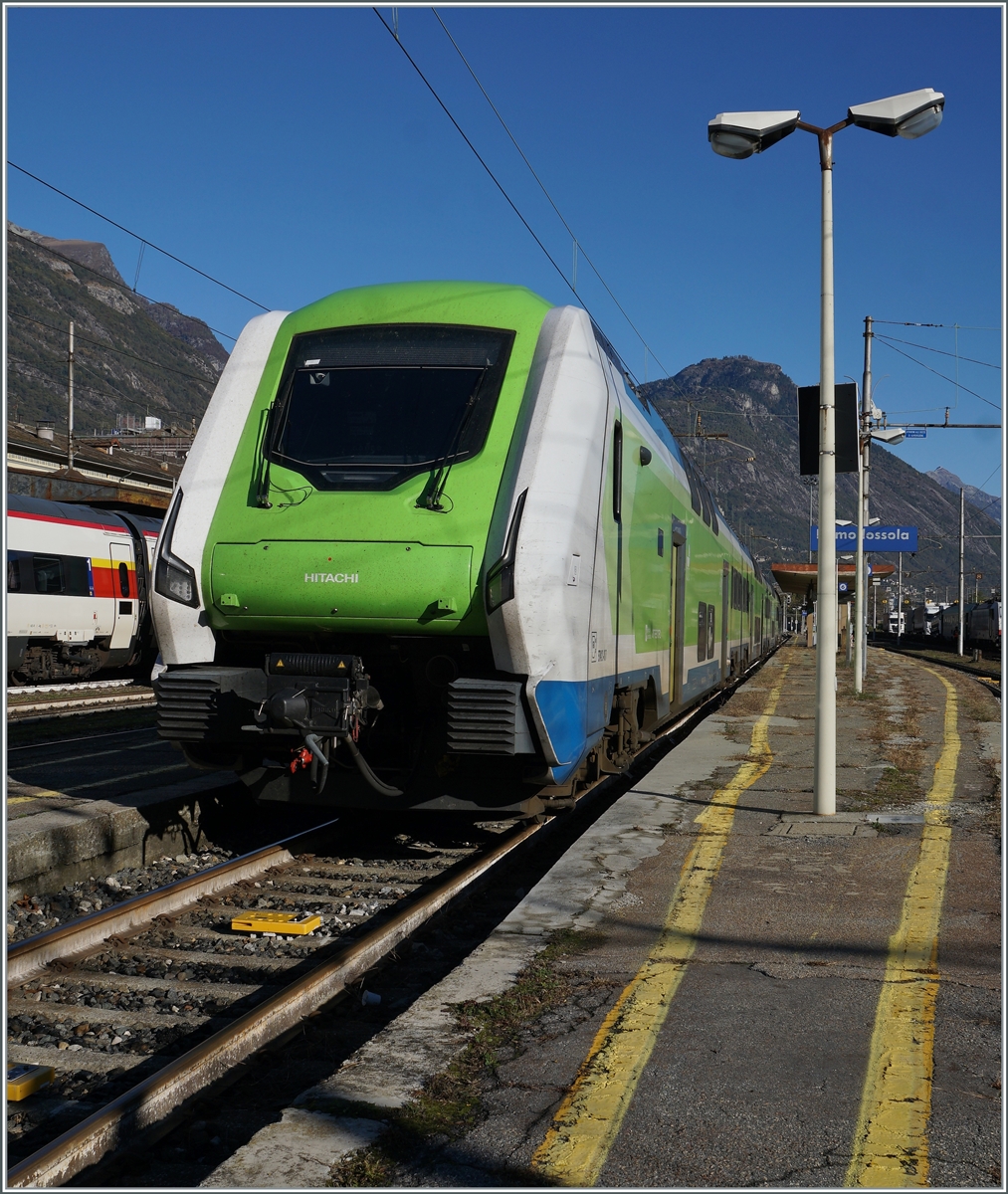 In Domodossola wartet der Trenord ETR 421 017 (94 83 4421 817-7 I-TN) auf seinen nächsten Einsatz; er wird als Trenord Regio 2431 um 14:56 nach Milano abfahren. Der Standort des Zugs und der unpassend kurze Bahnsteig erlauben im Rahmen der Gelben Linien nur eine Bild aus dieser Perspektive. 

22. Okt 2021